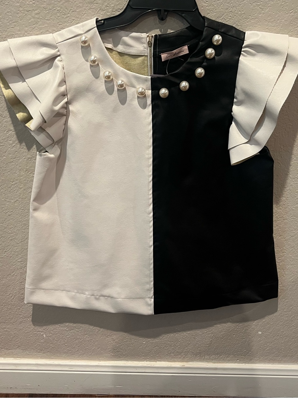 Ces Femme Black & White Pearl-Accent Flutter Sleeve Top